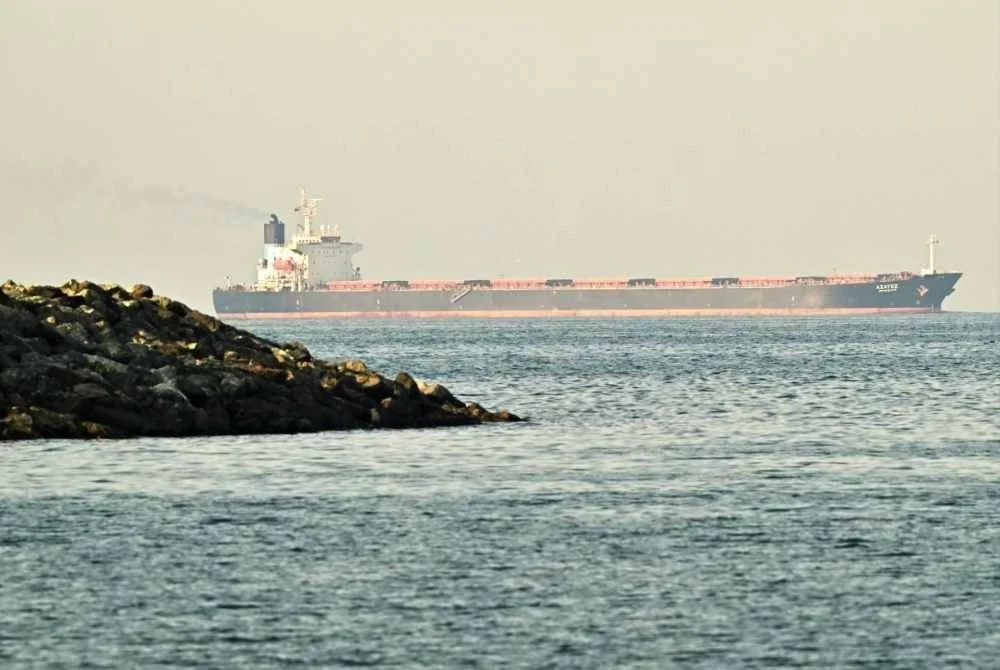 Kapal kargo belayar di perairan berhampiran bandar Fujairah di Selat Hormuz, Emiriah Arab Bersatu. - AFP