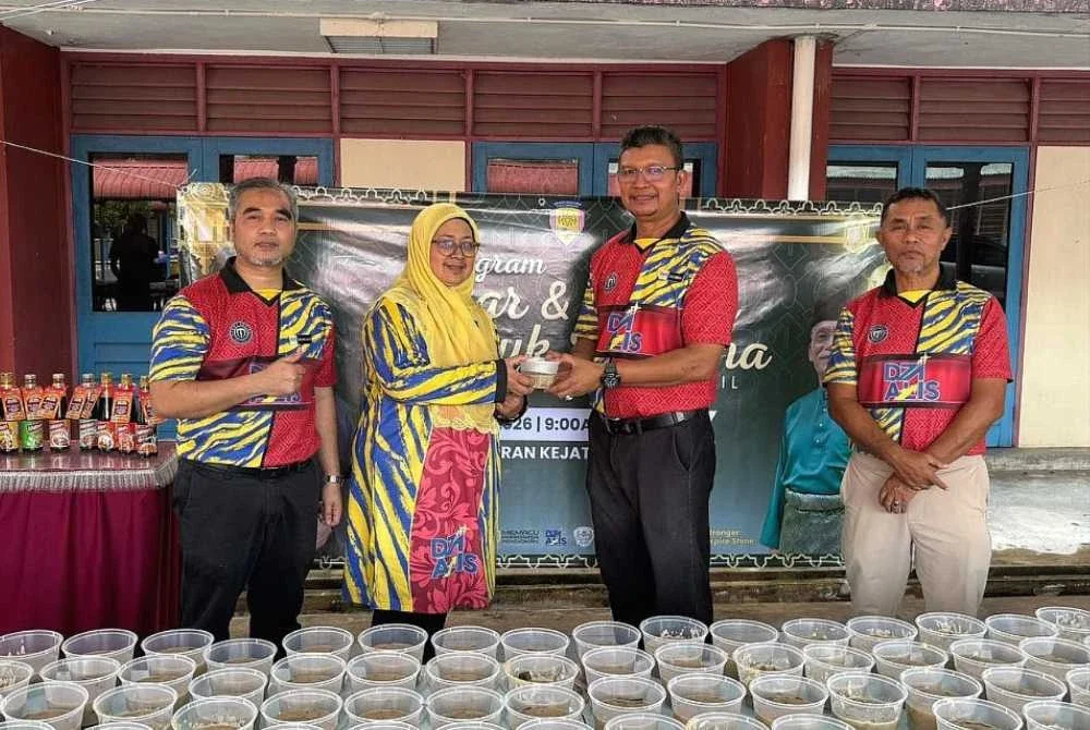 Agihan bubur lambuk yang siap di masak bermula jam 1 tengah hari.