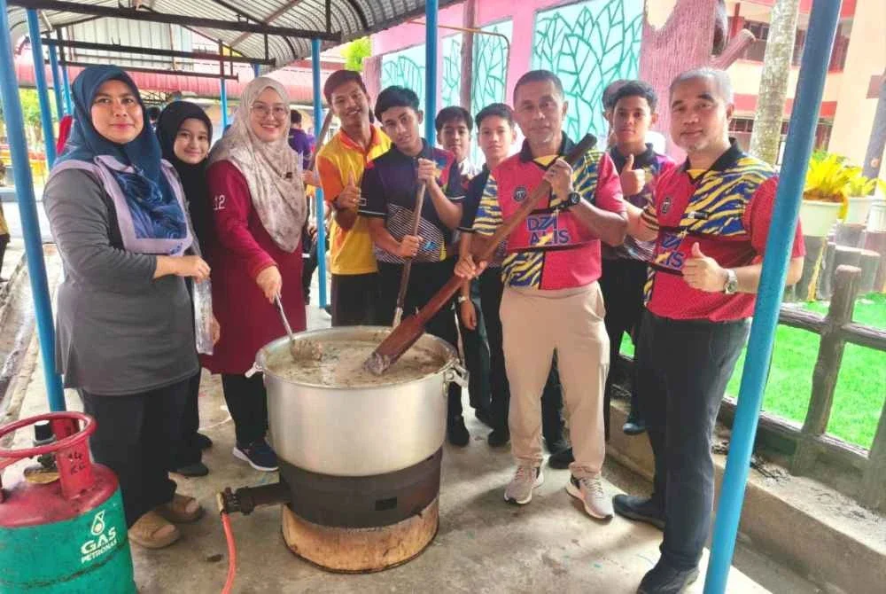 Kakitangan sekolah bergotong-royong menyediakan bubur lambuk untuk diagihkan kepada warga sekolah.