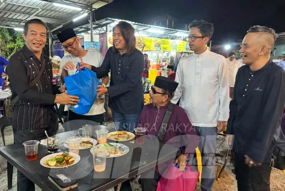 Eddie (tiga dari kiri) menyampaikan cenderahati kepada penerbit dan pengarah filem, Datuk TS Jeffry (kiri). - Foto: SINAR HARIAN/ADILA SHARINNI WAHID
