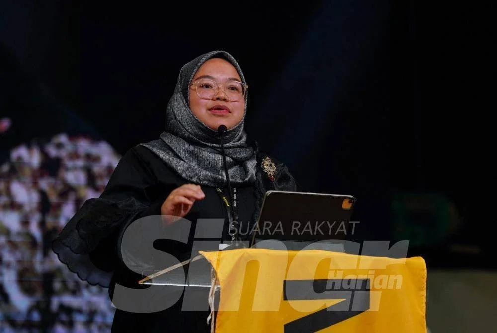 Amira Aisya ketika menyampaikan Ucapan Dasar sempena Mesyuarat Agung Tahunan Parti Muda 2025 dan Pemilihan Parti Muda 2026/2029 di Bangunan Peladang, di sini, pada Sabtu. Foto MOHD HALIM ABDUL WAHID