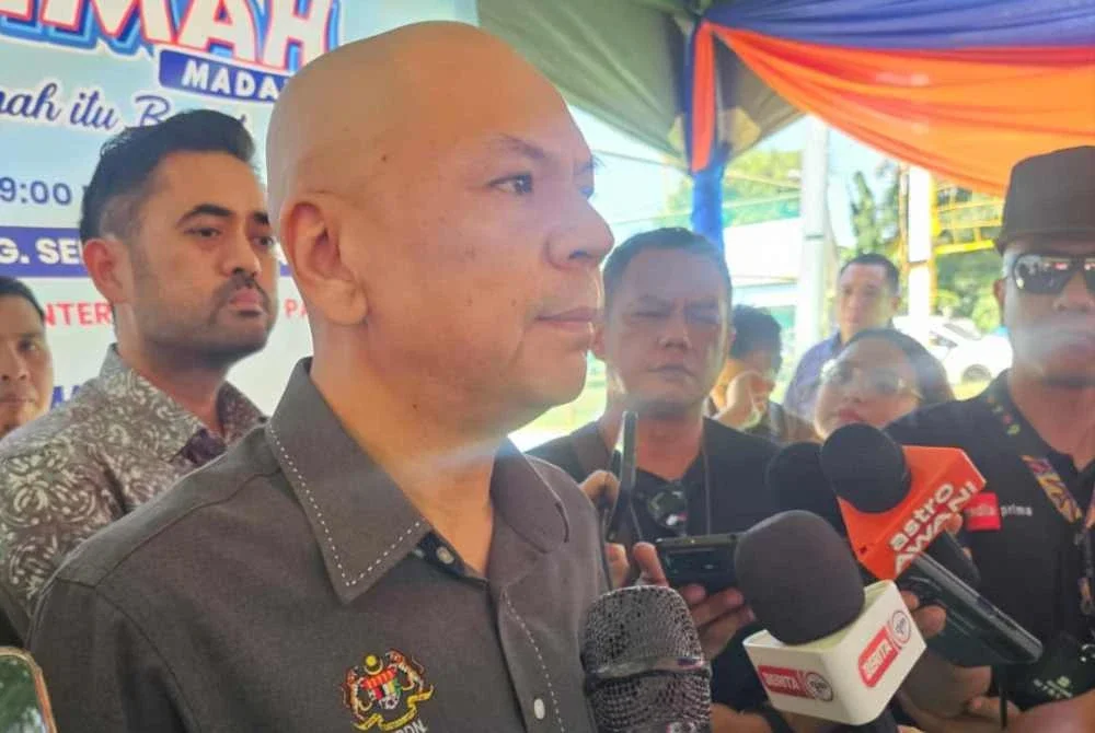 Armizan ketika ditemui pemberita semasa sidang akhbar sempena Program Sentuhan Kasih, Jualan Rahmah dan Advokasi Kepenggunaan di Dewan Serbaguna Sembulan, Kota Kinabalu.