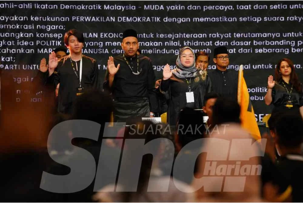 mira Aisya (kanan) mengangkat tangan ketika mengikuti bacaan ikrar MUDA ketika Mesyuarat Agung Tahunan Parti Muda 2025 dan Pemilihan Parti Muda 2026/2029 di Bangunan Peladang, di sini, pada Sabtu. Foto: SINAR HARIAN/ MOHD HALIM ABDUL WAHID