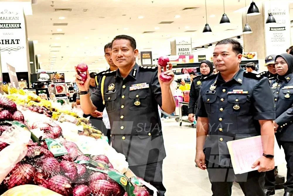 Aswadi (kiri) pada Program Skim Harga Maksimum Musim Perayaan (SHMMP) Hari Raya Puasa 2026 di Pasar Raya AEON, Kota Bharu pada Sabtu.Foto HAZELEN LIANA KAMARUDIN