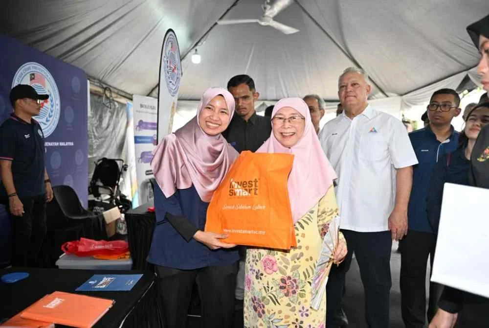 Wan Azizah menerima cenderahati ketika melawat Bazar Raya NADI di Padang Bola Sri Johor 4AB, Bandar Tun Razak di Kuala Lumpur pada Sabtu. Foto MCMC