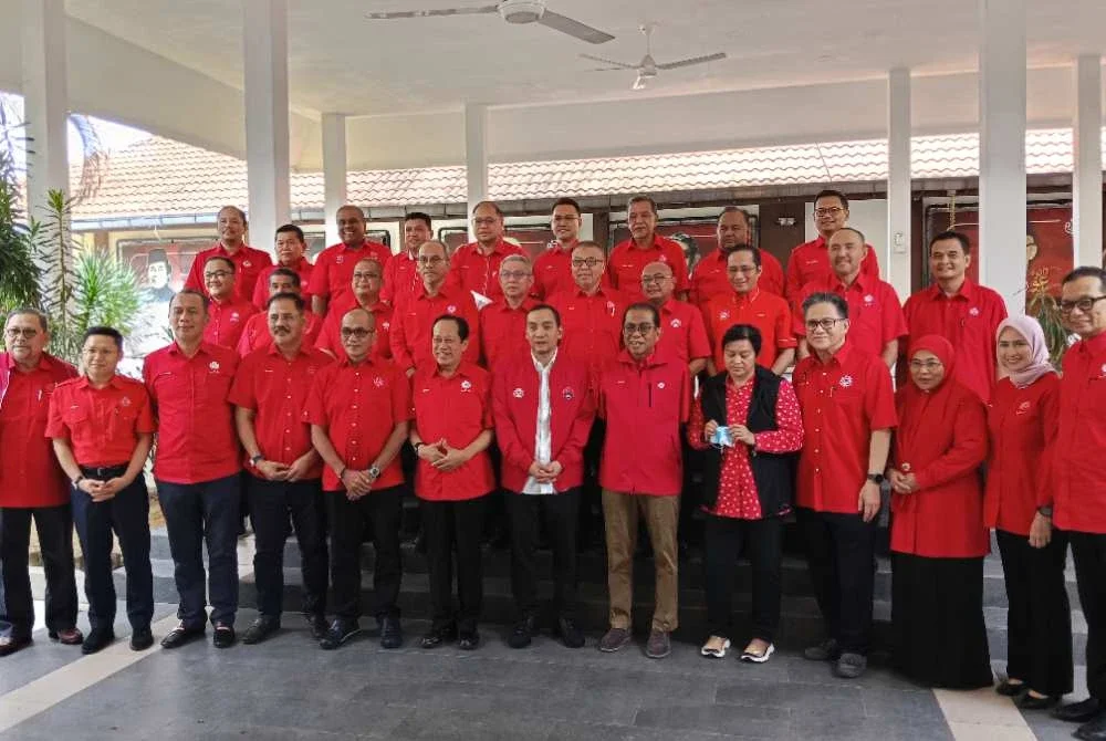 Onn Hafiz (tengah) bersama 26 Ketua UMNO Bahagian selepas Mesyuarat Perhubungan UMNO di Pejabat UMNO Johor pada Sabtu.