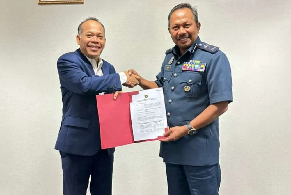 Pengarah SPRM KL, Mohamad Zakkuan Talib (kiri) menerima dokumen Laporan Penambahbaikan Tatakelola daripada Presiden PERKASA Pusat, Mohd Asri Seman di Putrajaya.