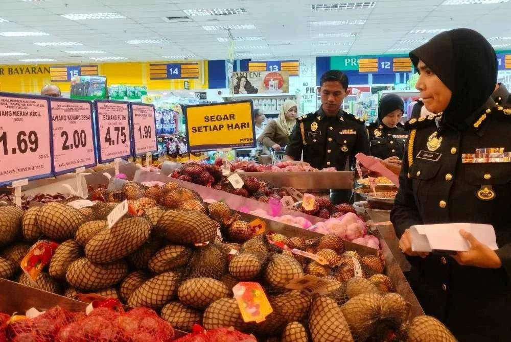 Zarina (kanan) memantau pelaksanaan hari pertama SHMMP di Kedah pada Sabtu.