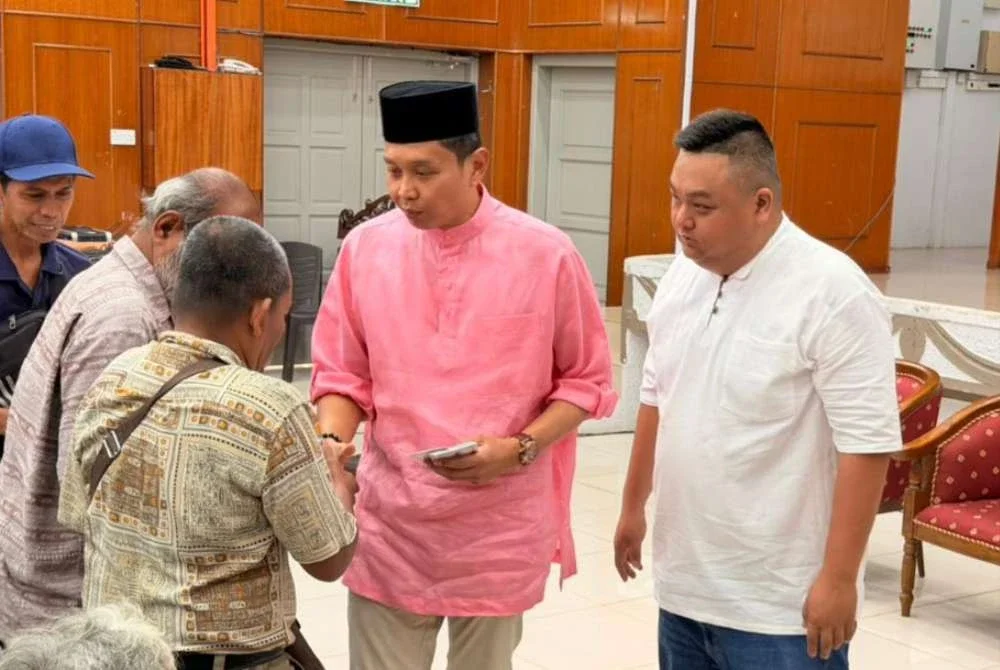 Bastien (dua dari kanan) menyampaikan bantuan Syawal kepada 250 penerima asnaf di Parlimen Segamat pada Sabtu.