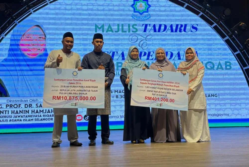 Mohd Sabirin (dua dari kiri) menyerahkan cek sumbangan kepada wakil penerima pada Program Tadarus dan Iftar Perdana Riqab MAIS di Bandar Bestari pada Sabtu.