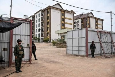 Tentera Diraja Thailand berdiri di luar sebuah pusat penipuan yang ditinggalkan di bandar O'Smach, sempadan Thailand-Kamboja.