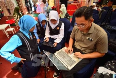 Guru pengiring turut sama-sama turun padang bagi membantu pelajar menyunting video.