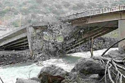 Serangan menyasarkan jambatan di Sungai Litani dengan pos kawalan pasukan terletak 100 hingga 200 meter dari lokasi.