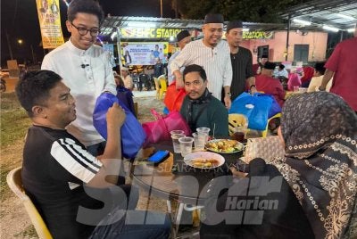 Nabil (dua dari kiri) beramah mesra dengan hadirin di Kota Bharu. - Foto: SINAR HARIAN/ADILA SHARINNI WAHID