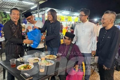Eddie (tiga dari kiri) menyampaikan cenderahati kepada penerbit dan pengarah filem, Datuk TS Jeffry (kiri).  - Foto: SINAR HARIAN/ADILA SHARINNI WAHID