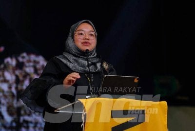 Amira Aisya ketika menyampaikan Ucapan Dasar sempena Mesyuarat Agung Tahunan Parti Muda 2025 dan Pemilihan Parti Muda 2026/2029 di Bangunan Peladang, di sini, pada Sabtu. Foto MOHD HALIM ABDUL WAHID