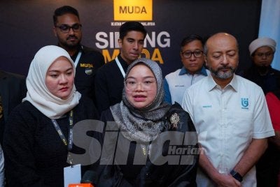 Amira Aisya (tengah) ketika sidang media sempena Mesyuarat Agung Tahunan Parti Muda 2025 dan Pemilihan Parti Muda 2026/2029 di Bangunan Peladang, di sini, pada Sabtu. Foto MOHD HALIM ABDUL WAHID