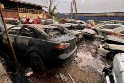 Sebanyak 12 kereta pelbagai jenis terbakar di sebuah bengkel di Jalan Gambang, pada Sabtu. Foto JBPM Pahang 