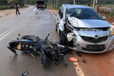 Keadaan motosikal dan kereta yang terlibat kemalangan maut di Selendang-Rompin berhampiran simpang Bukit Serdang di sini pada Sabtu