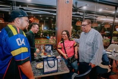 Ab Rauf (kanan) beramah mesra dengan pengamal media yang hadir pada program moreh bersama Ketua Menteri Melaka pada Jumaat.