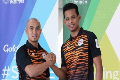 Azizulhasni (kiri) dan Shah Firdaus tidak menyertai ACC sebaliknya menumpukan perhatian kepada aksi Siri Piala Dunia Trek UCI yang akan berlangsung di Velodrom Nasional Malaysia, Nilai dari 24 hingga 26 April. Foto Agensi