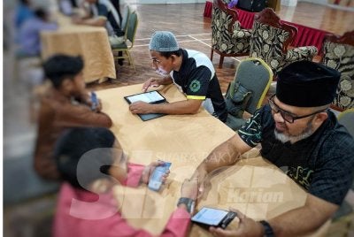 Dr Asmadi mengajar penghuni rumah kebajikan itu membayar zakat fitrah pada program Jom Bayar Zakat Fitrah di rumah kebajikan itu di sini pada Sabtu.