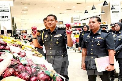 Aswadi (kiri) pada Program Skim Harga Maksimum Musim Perayaan (SHMMP) Hari Raya Puasa 2026 di Pasar Raya AEON, Kota Bharu pada Sabtu.Foto HAZELEN LIANA KAMARUDIN
