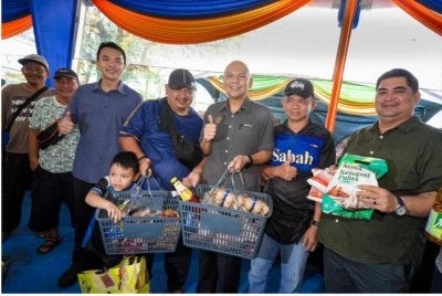 Armizan ketika hadir pada Program Sentuhan Kasih, Jualan Rahmah dan Advokasi Kepenggunaan di Dewan Serbaguna Sembulan, Kota Kinabalu.