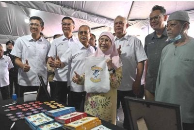 Wan Azizah menerima cenderahati ketika melawat Bazar Raya NADI di Padang Bola Sri Johor 4AB, Bandar Tun Razak di Kuala Lumpur pada Sabtu. Foto MCMC