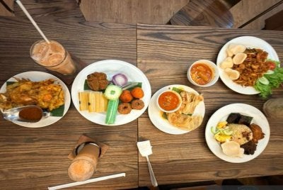 Apabila senja menjelang sepanjang Ramadan di pinggir bandar timur Jakarta, Cibubur, aroma kari dan roti canai yang baru dimasak memenuhi ruang udara, menarik perhatian pelanggan yang tidak sabar untuk berbuka puasa. Foto Bernama