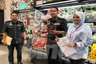 Aswadi (tengah) pada Program Skim Harga Maksimum Musim Perayaan (SHMMP) Hari Raya Puasa 2026 di Pasar Raya AEON, Kota Bharu pada Sabtu.Foto HAZELEN LIANA KAMARUDIN