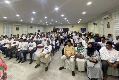 Sebahagian daripada 500 ahli di beberapa Bahagian Bersatu di Perak umum meninggalkan parti itu pada Jumaat.