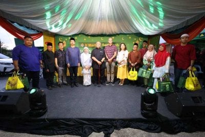 Pengerusi D'Mart Segi Fresh, Datuk Seri DiRaja Syed Razlan Ibni Tuanku Syed Putra Jamalullail (enam dari kiri) bersama Aranols (tengah) dan barisan pengurusan D’Mart Segi Fresh, Nestle, Maggi dan ketua-ketua komuniti Felda Wilayah Trolak dan Felda Sg Tengi ketika Majlis Berbuka Puasa D'Mart Segi Fresh & Maggi Bersama Komuniti 1447H/2026 di D'Mart Segi Fresh Felda Sg. Tengi, Kuala Kubu Bharu pada Jumaat. 