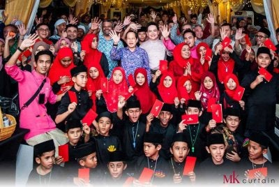 Mk Curtain menghimpunkan seramai 500 warga komuniti dan rakan niaga menerusi penganjuran Majlis Berbuka Puasa Ramadan di Nilai, Negeri Sembilan pada Rabu.