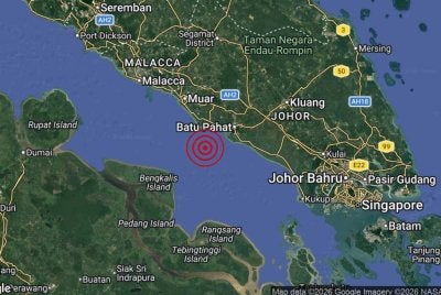 Gempa bumi itu berpusat pada koordinat 1.7 darjah Utara dan 102.7 darjah Timur, dengan kedalaman 10 kilometer.