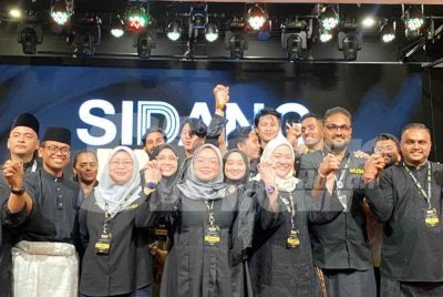 Amira Aisya (depan, tengah) secara rasmi dipilih sebagai Presiden MUDA bagi sesi 2026/2029 pada Sabtu.