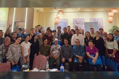 Mustapha (duduk, tengah) bersama pengamal media Sabah pada Program Santai dan Sungkai di Putatan.