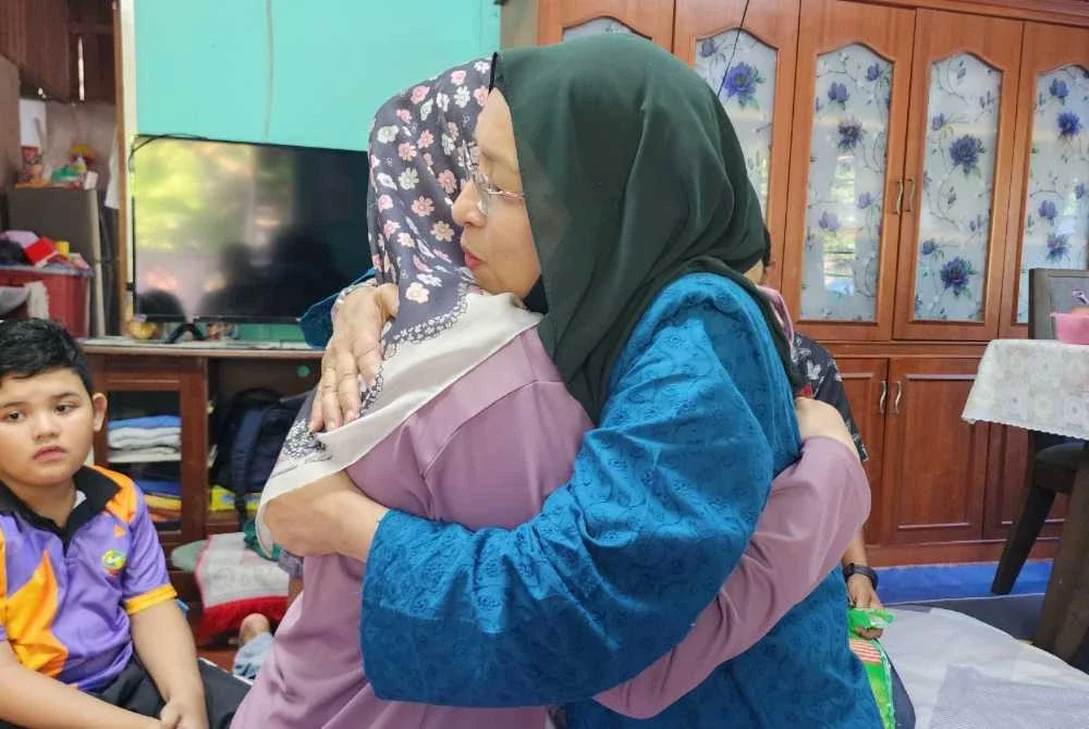 Zuraini (kanan) turun padang membantu pesakit kanser yang memerlukan sokongan moral dan kewangan.
