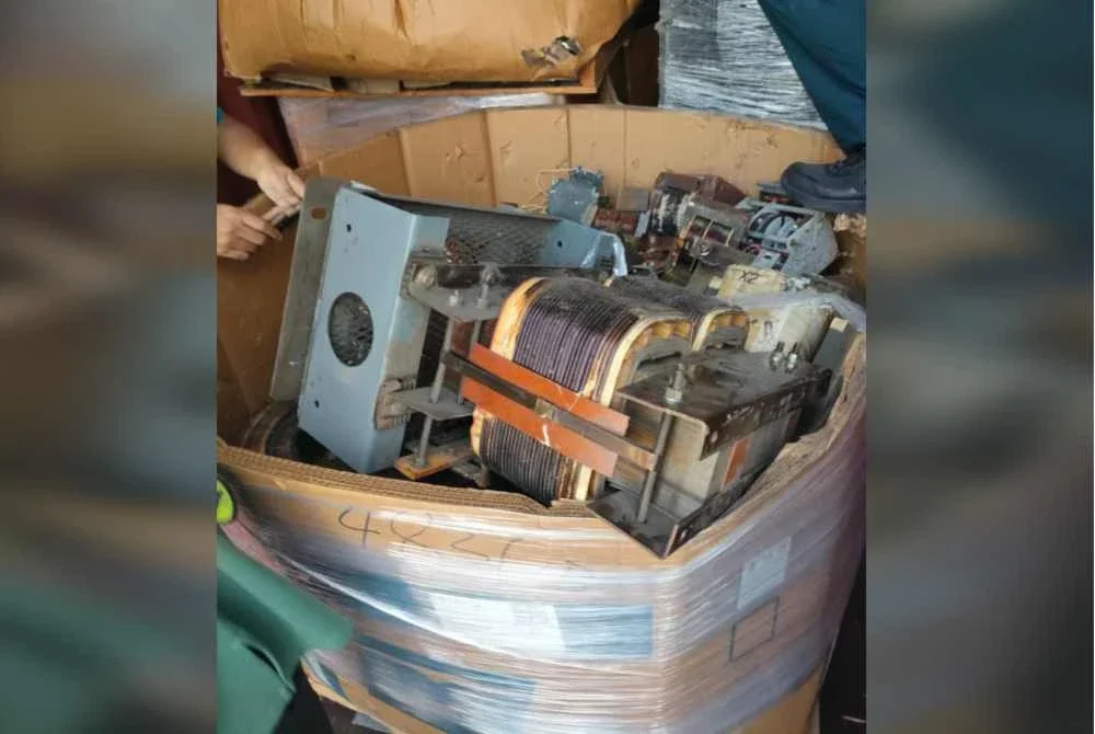 Sisa e-waste yang dirampas penguat kuasa di Pelabuhan Klang.