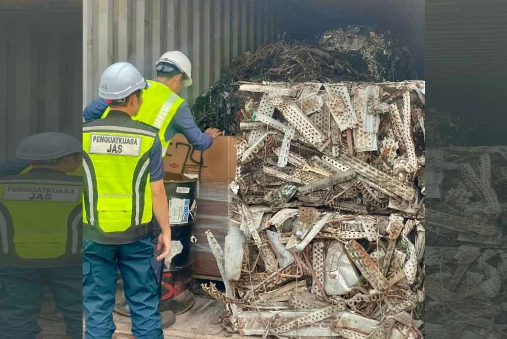 Pegawai penguat kuasa menjalankan pemeriksaan ke atas kontena disyaki mengandungi e-waste.