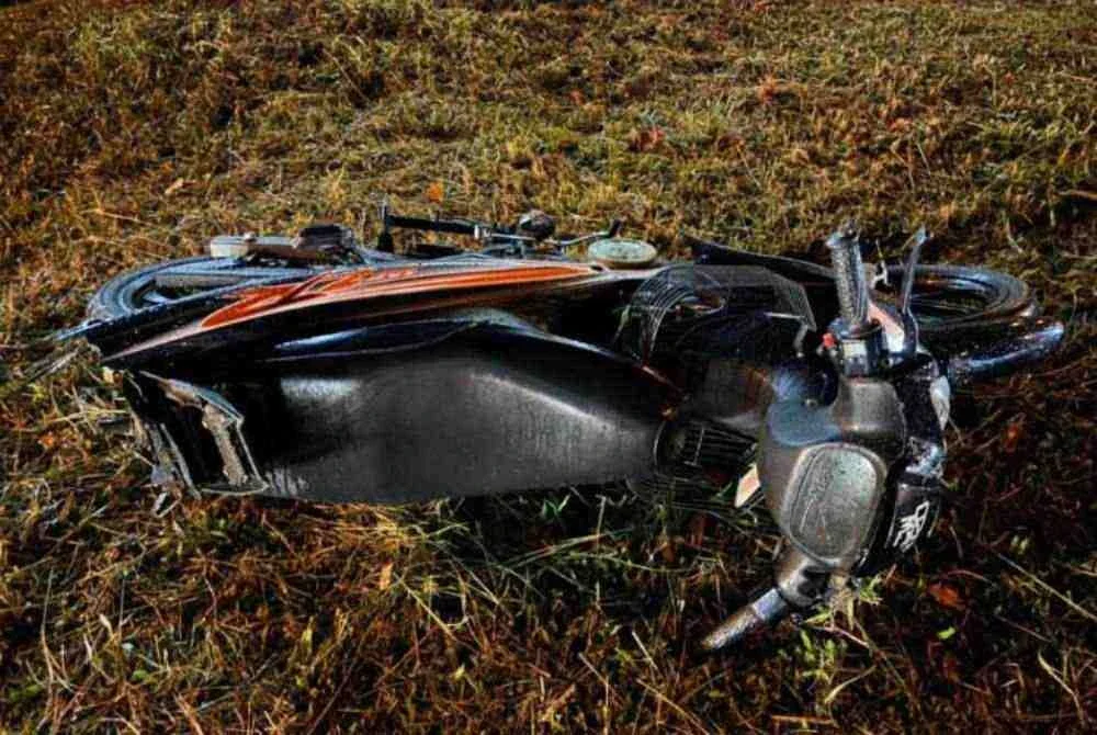 Keadaan motosikal yang rosak teruk akibat kemalangan tersebut. Foto Polis Rompin