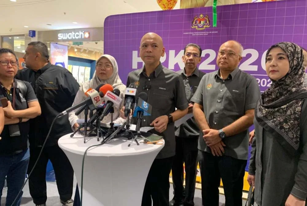 Armizan (tengah) semasa sidang akhbar sempena sambutan Hari Pengguna Kebangsaan (HPK) 2026 di Kota Kinabalu.