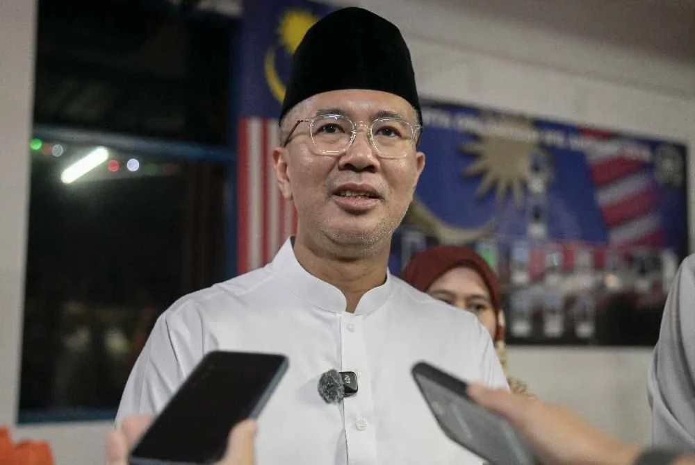 Tengku Zafrul ketika ditemui media pada Program Singgah Sahur bersama pasukan petugas hadapan di Ibu Pejabat Polis Daerah Ampang Jaya di sini, awal pagi Ahad. Foto Bernama