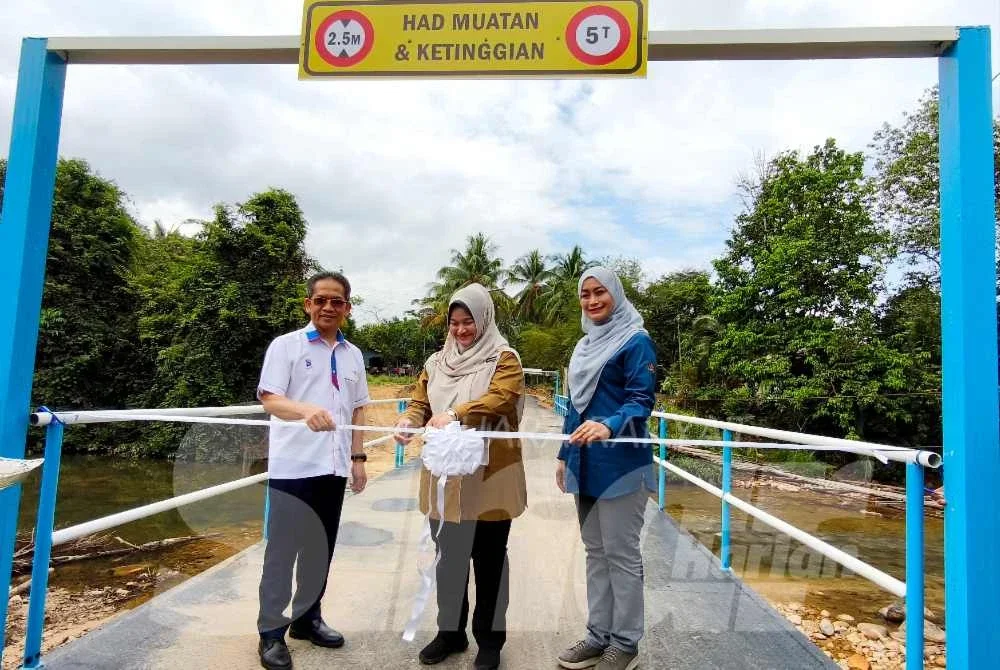 Majlis perasmian dan penyerahan jambatan baharu telah diadakan serta disempurnakan Wan Nur Ibtisam (tengah) dan Wan Muhd Rahimi (kiri) serta Siti Fairus di Kampung Chatel Damai, Lata Rek, Kuala Krai pada Ahad.
Foto:SINAR HARIAN/HAZELEN LIANA KAMARUDIN