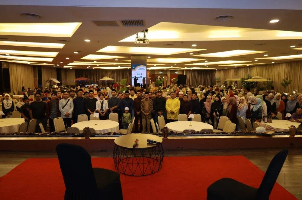 Para peserta bergambar bersama Datuk Kazim pada Program Cahaya Ramadan: Tazkirah dan Iftar Bersama Ustaz Kazim Elias yang berlangsung di sebuah hotel, di sini baru-baru ini.