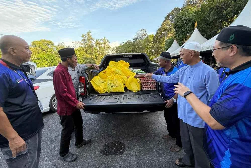 Pek makanan yang akan disumbangkan kepada golongan memerlukan.