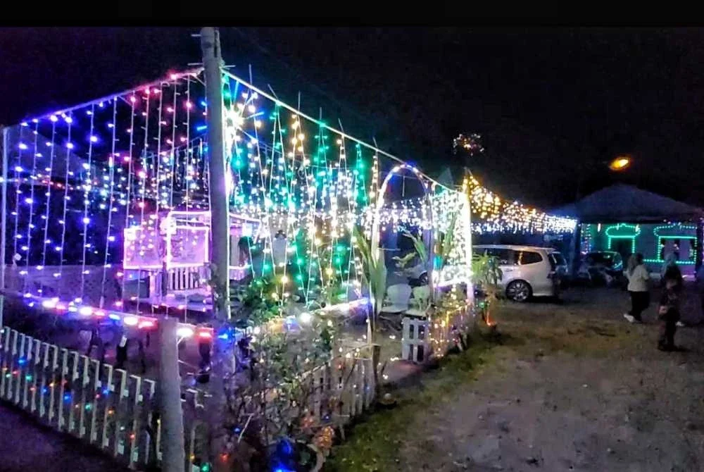 Kreativiti penduduk Kampung Sungai Ular menghias kediaman dengan limpahan lampu LED berwarna-warni bukan sahaja menceriakan suasana malam sepanjang Ramadan.