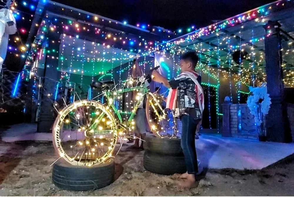 Selain rumah, basikal turut menjadi subjek kreatif untuk dihias bagi membangkitkan aura kemeriahan malam tujuh likur di kampung tersebut.