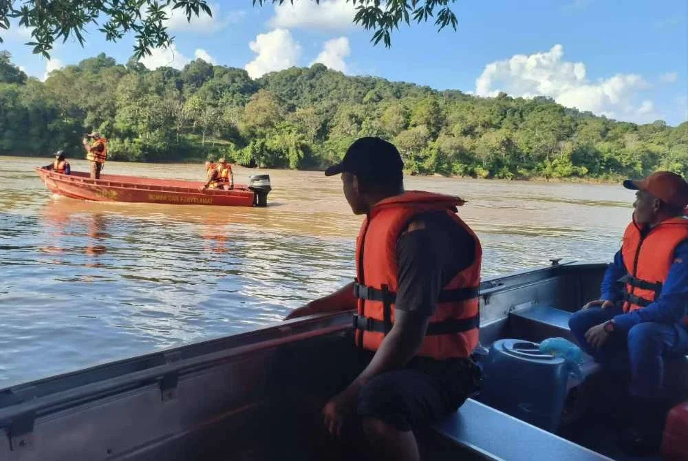 Pasukan keluaran operasi (PKO) dari Balai Bomba dan Penyelamat (BBP) Kapit digerakkan ke lokasi sebaik sahaja menerima panggilan daripada pihak polis berhubung penemuan mayat itu pada jam 7.06 pagi.