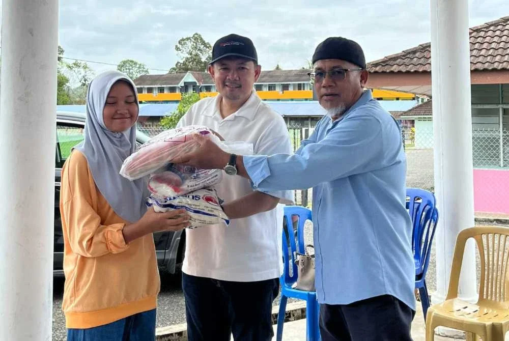 Keceriaan jelas terpancar pada wajah penerima apabila menerima sumbangan Pennawaris.